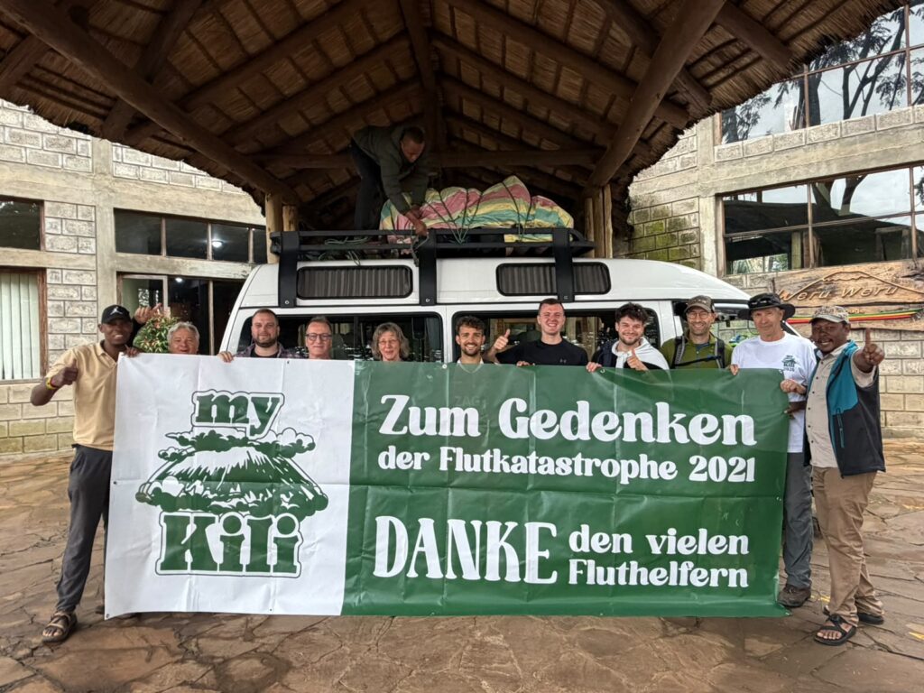 2026-07-08 - Der erste Tag - Gruppenfoto mit Banner