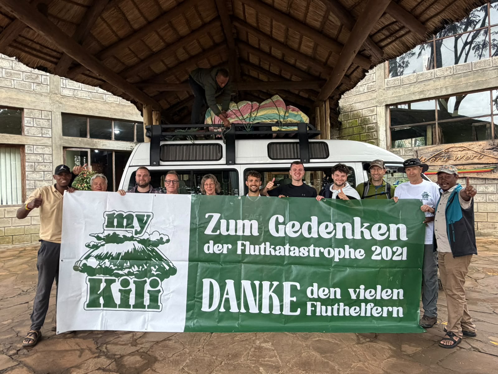 2026-07-08 - Der erste Tag - Gruppenfoto mit Banner