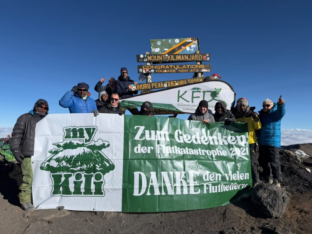 My-Kili Team am 5. Jahrestag der Ahrtalflug auf dem Kilimandscharo mit Banner zur Erinnerung