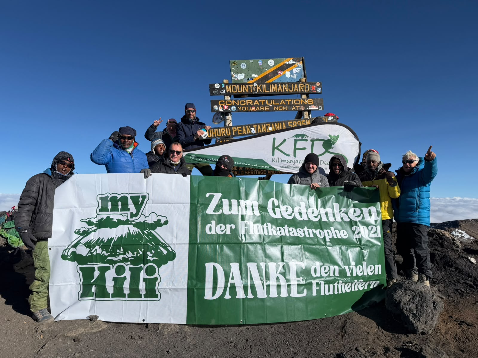 My-Kili Team am 5. Jahrestag der Ahrtalflug auf dem Kilimandscharo mit Banner zur Erinnerung