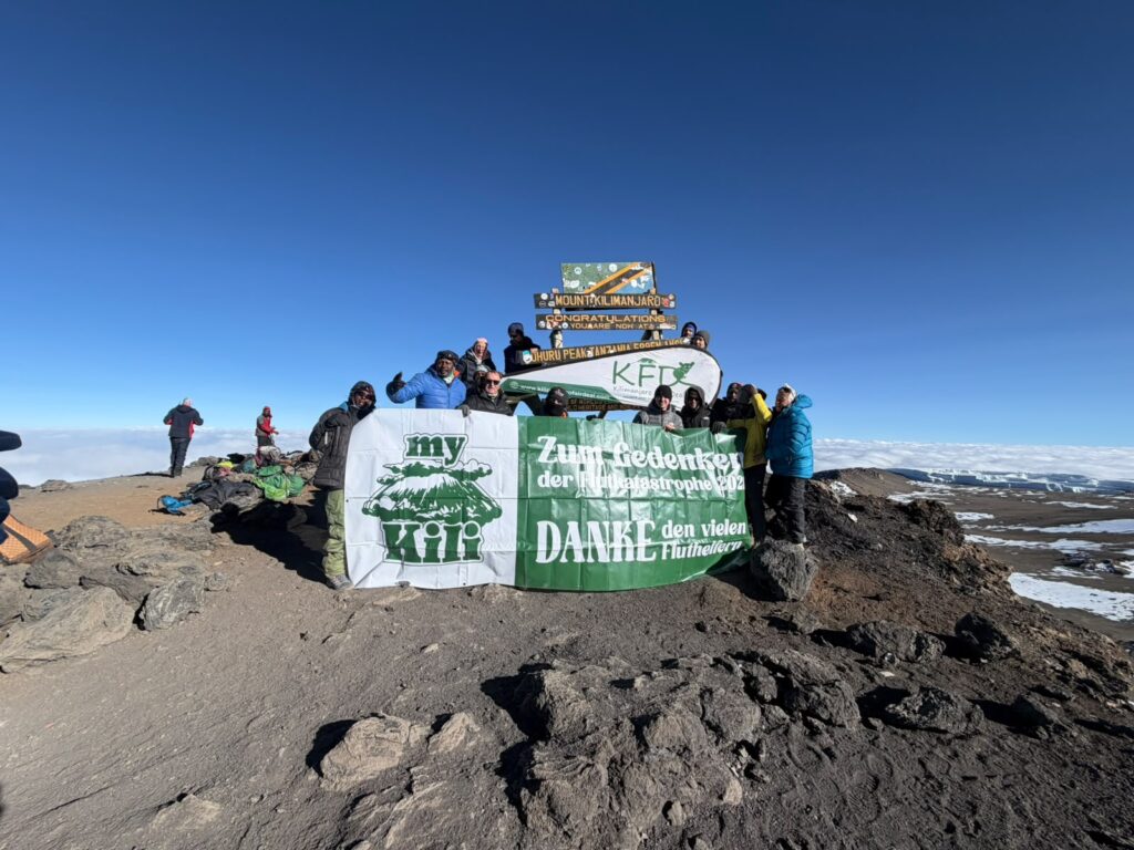 My-Kili Team am 5. Jahrestag der Ahrtalflug auf dem Kilimandscharo mit Banner zur Erinnerung