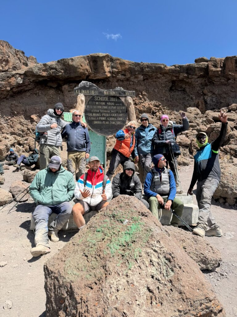 My-Kili Team am 5. Jahrestag der Ahrtalflug auf dem Kilimandscharo mit Banner zur Erinnerung