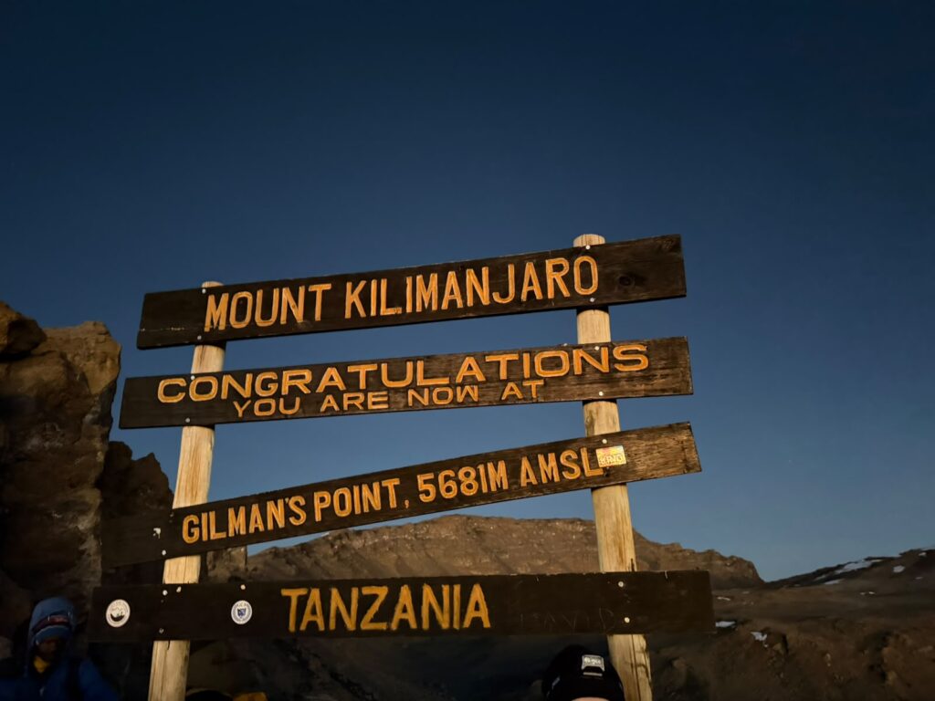 Schild auf dem Kilimandscharo