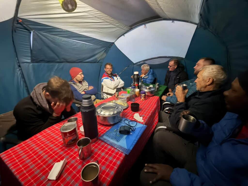 Das My-Kili Team im Zelt vor dem Abmarsch zum Gipfel