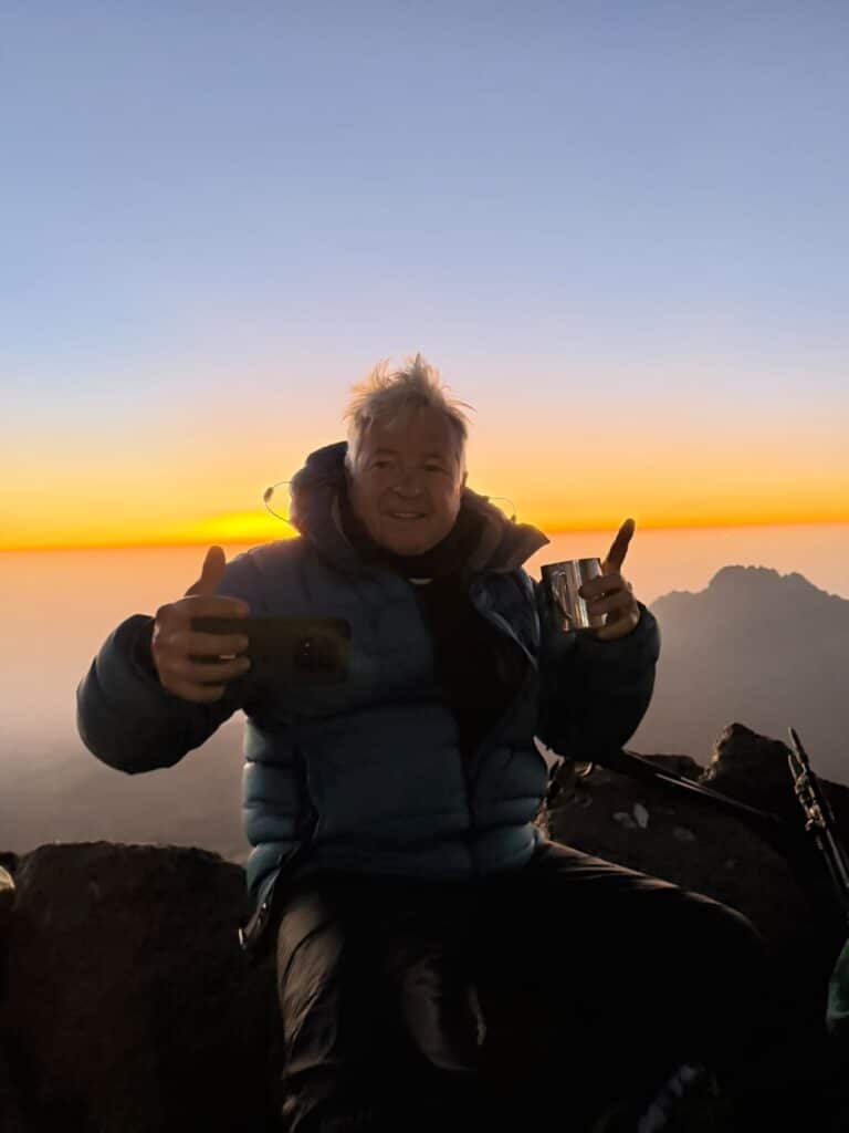 Rudi Pollnau beim Sonnenaufgang auf dem Kilimandscharo
