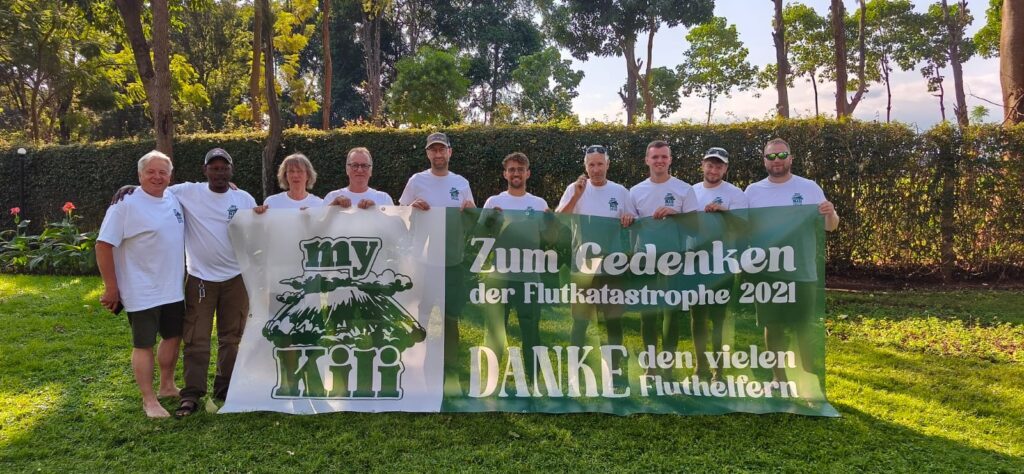 Team 2026 mit Banner - Zum Gedenken an die Flutkatastrophe 2021