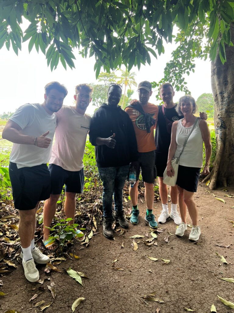 Ein Teil des Teams 2026 mit Tourguide