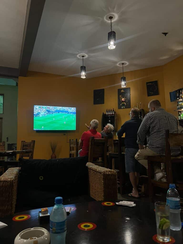 Teil des Teams bei Fußball schauen